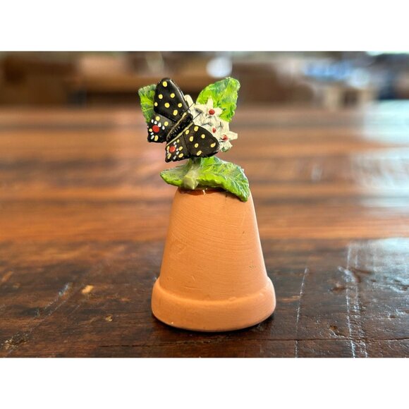 Vintage 1989 Butterfly On Leaf Clay Pot Figurine Thimble - Picture 1 of 3